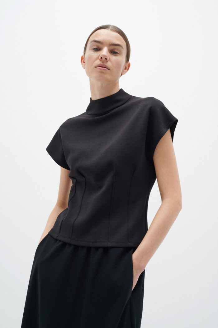 Formsyet Bluse fra Inwear, i sort eller Americano