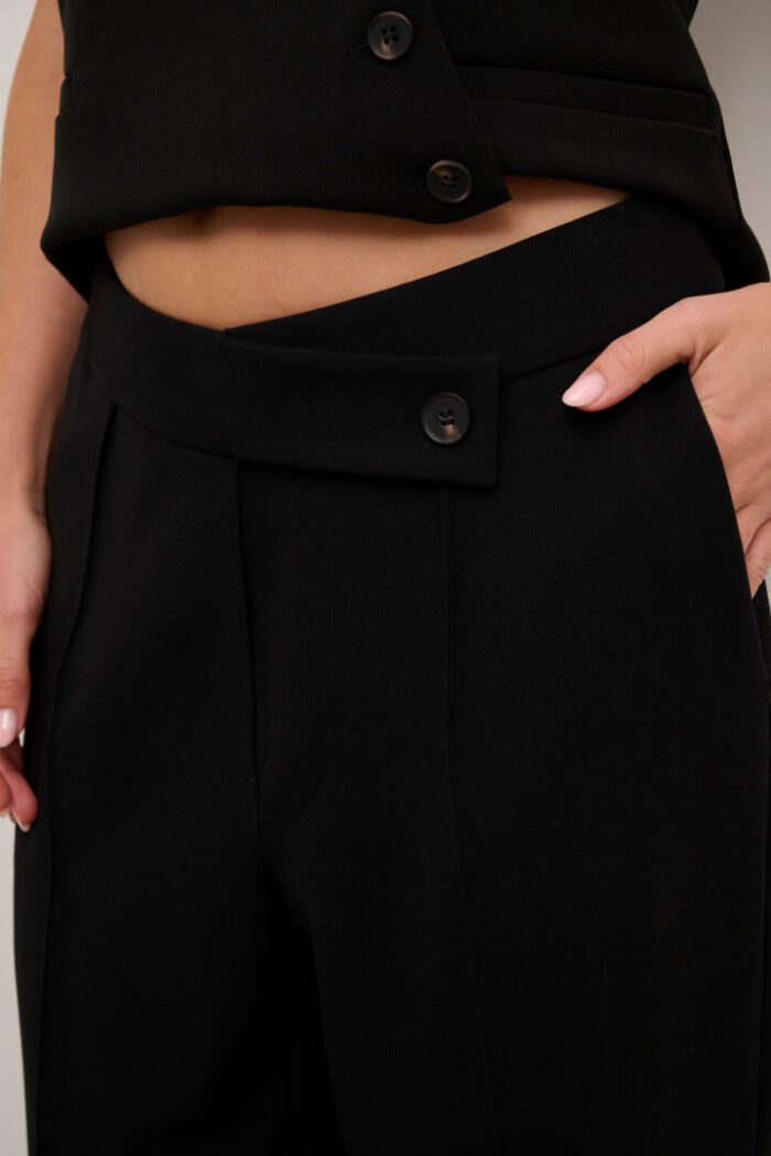 LilliKB Trousers fra Karen By Simonsen, high waist design, Meteorite farve, skrå lommer detalje.