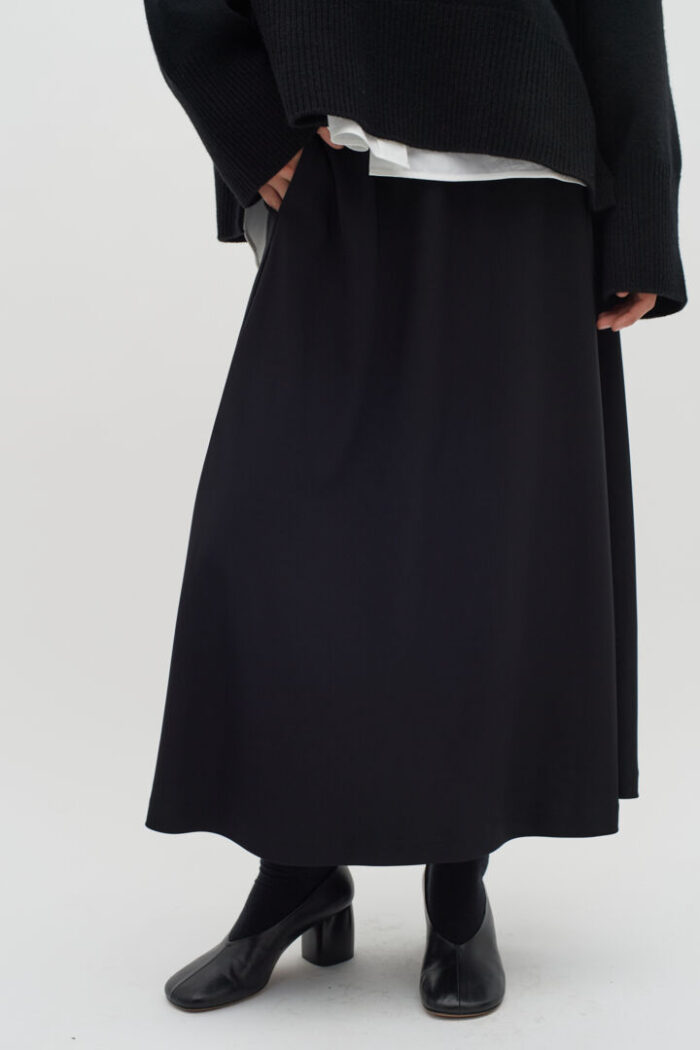Inwear AdianIW sort nederdel med skrålommer og elastik i taljen